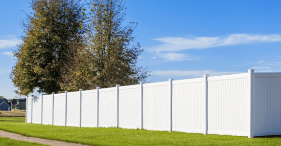 White vinyl fence in Omaha, NE.