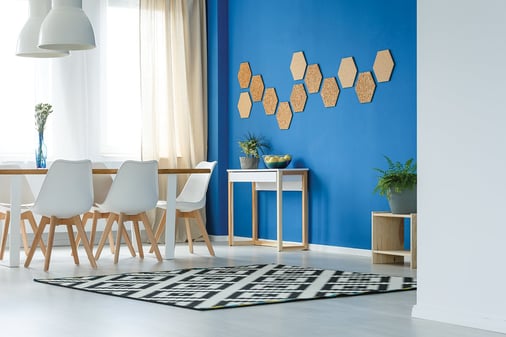 Dining room with blue accent wall