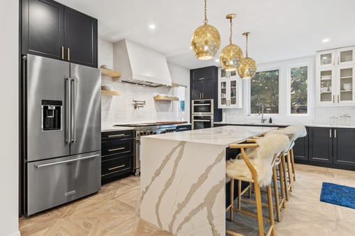 Kitchen with two-tone cabinets